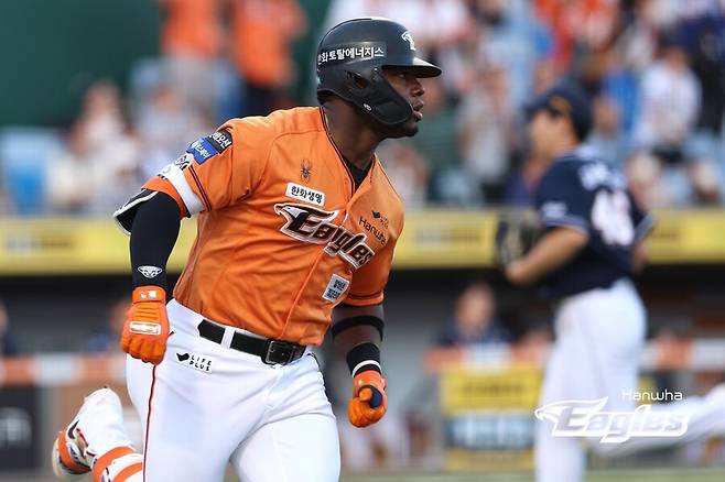 ▲ 한화 이글스 복덩이 요나단 페라자는 2경기 연속 홈런포를 가동하면서 승리에 쐐기를 박았다. ⓒ 한화 이글스