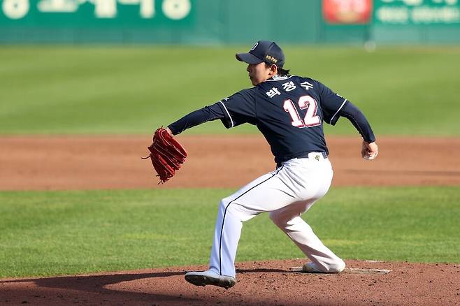 ▲ 두산 베어스 선발투수로 나섰던 박정수는 2이닝 47구 6피안타 3사사구 1탈삼진 6실점에 그치면서 시즌 2패(1승)째를 떠안았다. ⓒ 두산 베어스