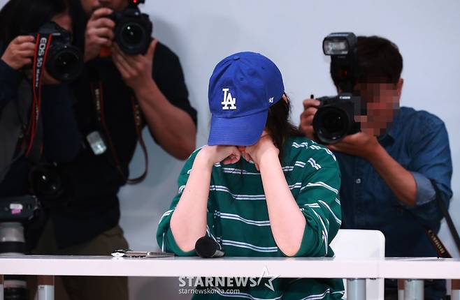 하이브와 대립하고 있는 민희진 어도어 대표가 25일 오후 서울 강남구 한국컨퍼런스센터 대강당에서 진행된 긴급 기자회견에서 생각에 잡겨 있다. /2024.04.25 /사진=이동훈