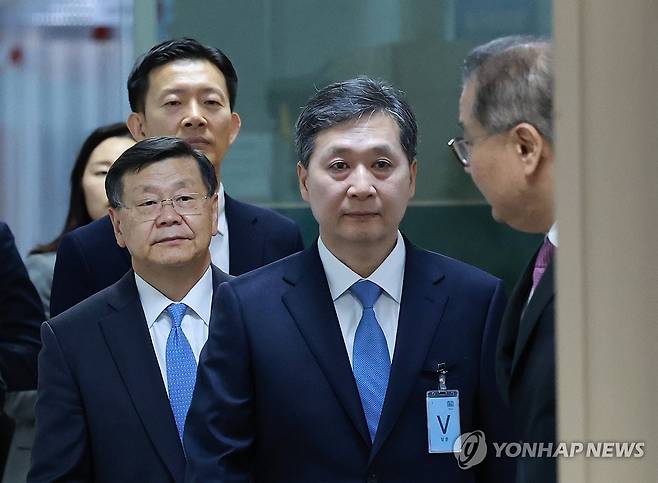 우주항공청 초대 청장에 윤영빈 교수 (서울=연합뉴스) 홍해인 기자 = 우주항공청 초대 청장에 내정된 윤영빈 서울대 항공우주공학과 교수(앞쪽부터), 우주항공청 1급 우주항공임무본부장에 내정된 존 리 전 미국 항공우주국(NASA) 고위 임원, 우주항공청 차장에 내정된 노경원 과학기술정보통신부 연구개발정책실장이 24일 서울 용산 대통령실 청사에서 열린 인사브리핑에 참석하고 있다. 2024.4.24 hihong@yna.co.kr