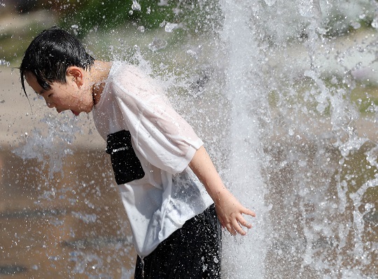 초여름 날씨를 보인 27일 오후 서울 중구 서울광장 분수대에서 한 아이가 물놀이를 하며 더위를 날리고 있다. 출처 뉴시스