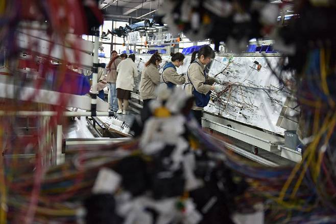 지난달 28일 중국 안후이성 푸양의 한 자동차 부품 공장에서 직원들이 일하고 있다. (사진=AFP)