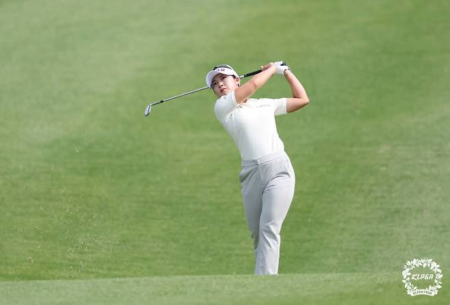 전예성이 28일 열린 KLPGA 투어 메이저 대회 크리스F&C KLPGA 챔피언십 최종 4라운드에서 아이언 샷을 날리고 있다.(사진=KLPGA 제공)