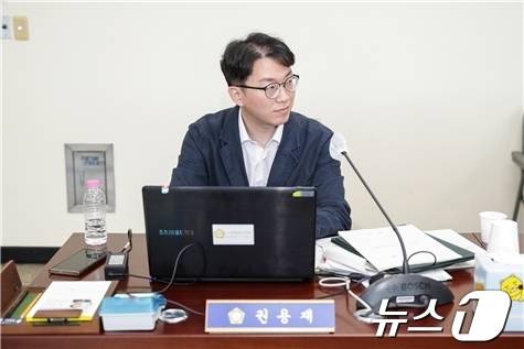 지난 24일 고양시의회 임시회 상임위(건교위)에서 장항지구와 관련해 질의를 하고 있는 권용재 시의원.(고양시의회 제공)