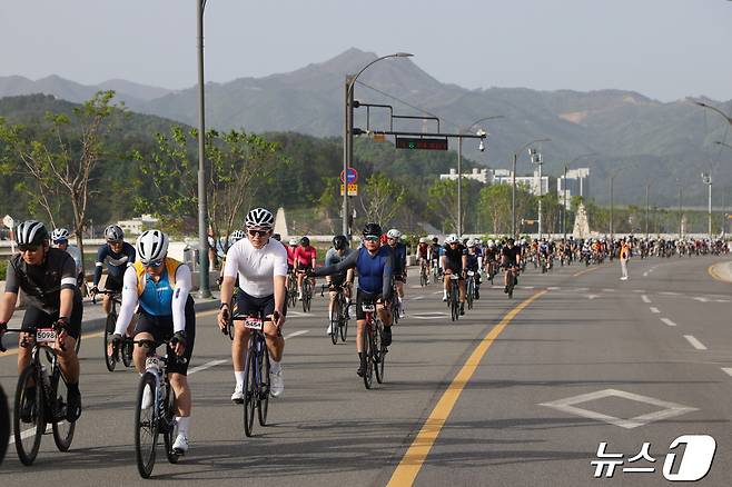 27일 열린 2024 양양 그란폰도 자전거대회에서 참가자들이 남대천을 배경삼아 라이딩을 하고 있다.(양양군 제공) 2024.4.28/뉴스1 ⓒ News1 윤왕근 기자