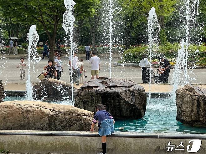 28일 인천시 남동구 인천대공원에서 한 아이가 분수대 물을 만지고 있다.2024.4.28/뉴스1 ⓒ News1 박소영 기자