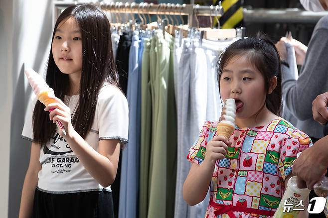 서울 낮기온이 29도까지 오르는 등 초여름 날씨를 보인 28일 서울 명동거리에서 어린이들이 아이스크림을 먹고 있다. 2024.4.28/뉴스1 ⓒ News1 유승관 기자