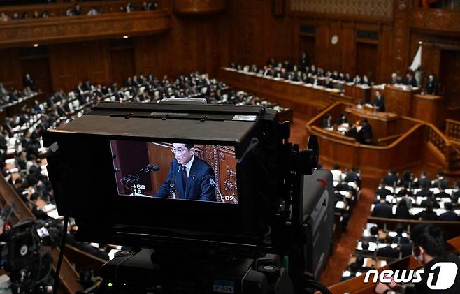 일본 국회에서 기시다 후미오 총리가 연설하는 모습이 중계 카메라에 잡혔다. 2024.01.30/ ⓒ AFP=뉴스1 ⓒ News1 권진영 기자