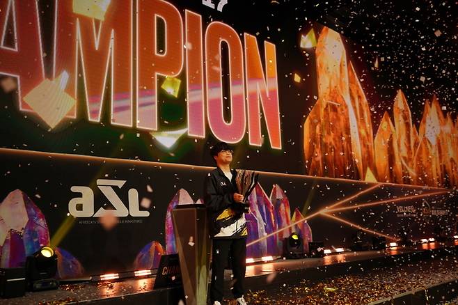 ‘철벽 저그’ 김민철이 ASL 2회 연속 우승컵을 들어올렸다. 사진 | 아프리카TV