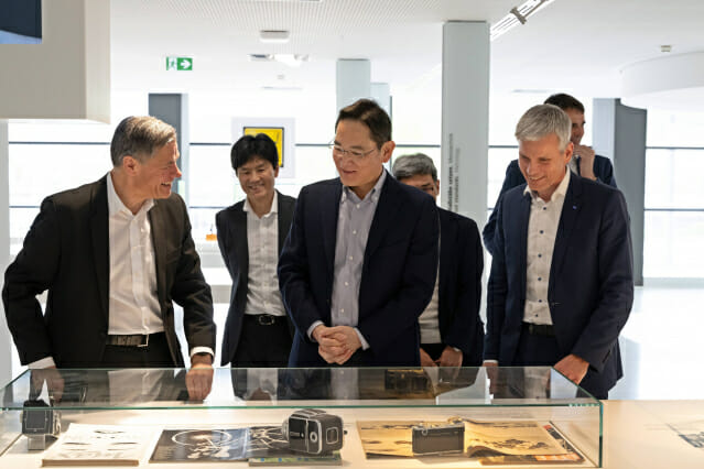 26일(현지 시간) 독일 오버코헨 ZEISS 본사를 방문한 이재용 삼성전자 회장이 ZEISS 제품을 살펴보는 모습(사진=삼성전자)
