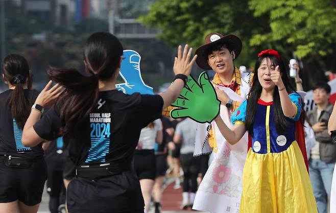 2024년 4월 28일 오전 서울 여의도에서 시민들이 서울하프마라톤 참가자들을 응원하고 있다. /오종찬 기자