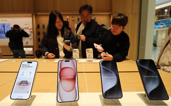 경기도 하남시 스타필드 하남에 새롭게 오픈한 ‘애플 하남’을 찾은 고객들이 아이폰15를 살펴보고 있다.