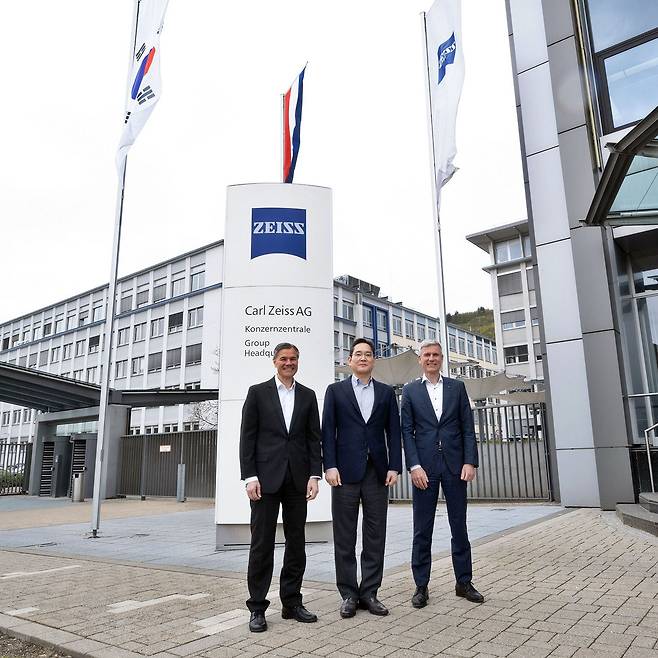 26일(현지시각) 독일 오버코헨 ZEISS 본사를 방문한 이재용 삼성전자 회장(가운데)이 칼 람프레히트(Karl Lamprecht) ZEISS그룹 CEO(왼쪽), 안드레아스 페허(Andreas Pecher) ZEISS SMT(Semiconductor Manufacturing Technology) CEO(오른쪽)와 기념 사진을 촬영하는 모습. /삼성전자 제공