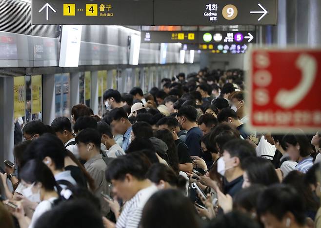 지난해 7월 31일 서울 강서구 김포공항역 9호선 승강장이 시민들로 붐비고 있다. /뉴스1