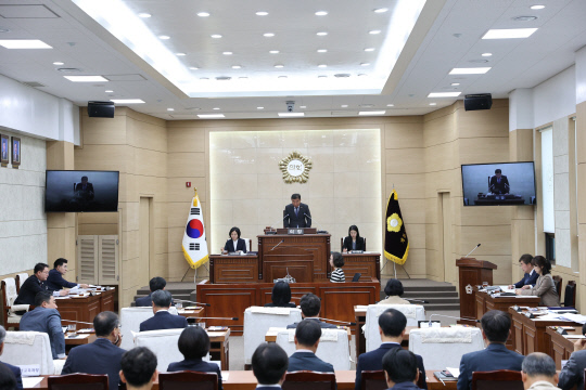 계룡시의회(의장 김범규)는 지난 26일부터 5월 10일까지 15일간의 일정으로 제172회 계룡시의회 임시회를 개회했다. 계룡시의회 제공