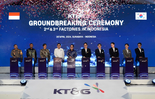 방경만(왼쪽에서 여섯 번째) KT&G 사장이 지난 26일(현지시간) 인도네시아 동부자바주 수라바야에서 열린 인니 2·3공장 착공식에서 기념촬영을 하고 있다. KT&G 제공
