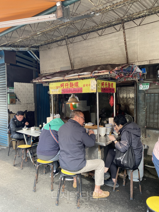 오전 7시 현지인들이 식당 '위엔시 위엔치아오씨아'에서 식사하고 있다. 정래연