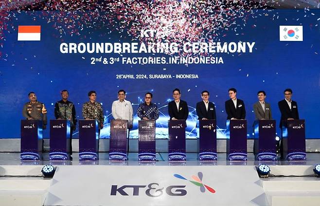 방경만 KT&G 사장이 지난 26일 인도네시아 동부자바주(州) 수라바야에서 열린 착공식에 참석해 기념 촬영을 하고 있다. KT&G 제공