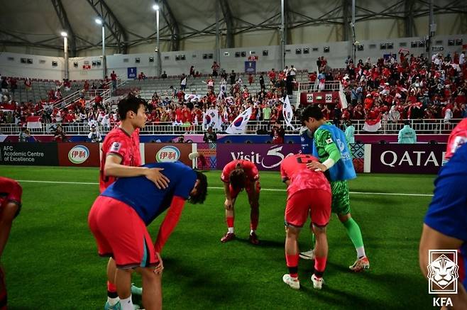 U-23 대한민국 축구 국가대표팀 선수들이 26일(한국시간) 카타르 도하 압둘라 빈 칼리파 스타디움에서 열린 2024 아시아축구연맹(AFC) U-23 아시안컵 8강전 대한민국과 인도네시아의 경기에서 패배를 거둔 후 아쉬워하고 있다. 대한축구협회 제공