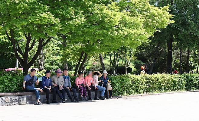 초여름의 날씨를 보인 27일 서울 관악구 낙성대공원에서 시민들이 그늘에 앉아 휴식을 취하고 있다. 연합뉴스