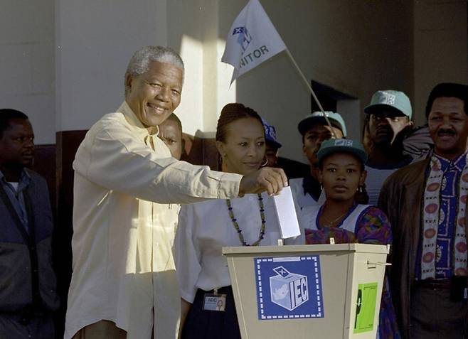 흑인 저항운동의 지도자 넬슨 만델라가 30년 전인 1994년 4월27일 모든 인종이 참여하는 남아공 첫 총선에서 한 표를 던지고 있다. AP 연합뉴스