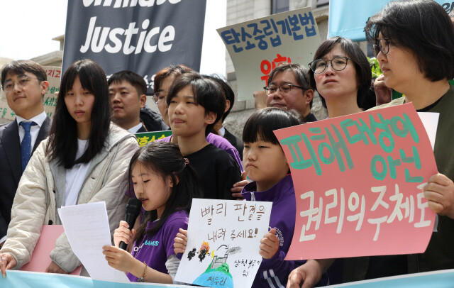 2024년 4월23일 서울 종로구 헌법재판소 앞에서 김한나 활동가가 발언을 하고 있다. 바로 왼쪽에 김서경 청소년기후행동 활동가가 서 있다. 한겨레 김정효 기자