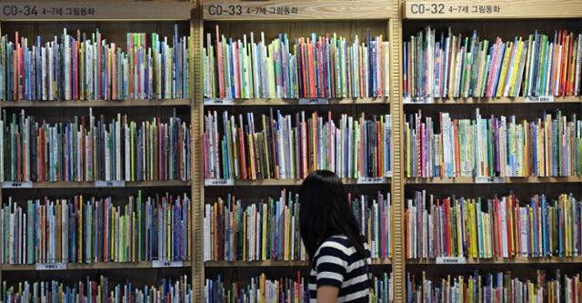 유네스코가 정한 세계책의 날인 23일 서울 종로구 교보문고 광화문점에서 고객이 책을 고르고 있다. 뉴시스