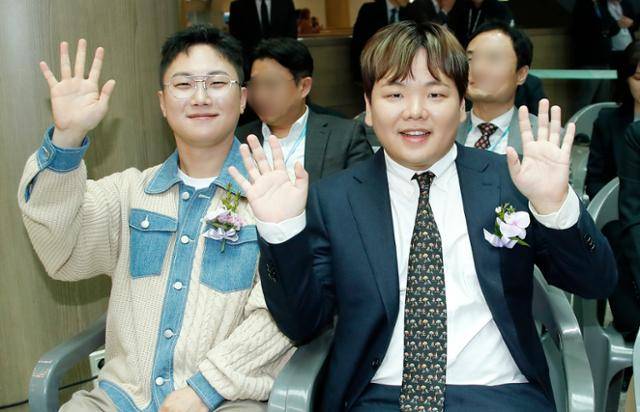 재외공관 행정직원 출신 곽튜브(오른쪽)가 지난달 29일 인천공항 1터미널 밀레니엄홀에서 열린 ‘인천공항 개항 23주년 기념 디지털 전환 선포식에서 빠니보틀과 인사를 하고 있다. 뉴스1