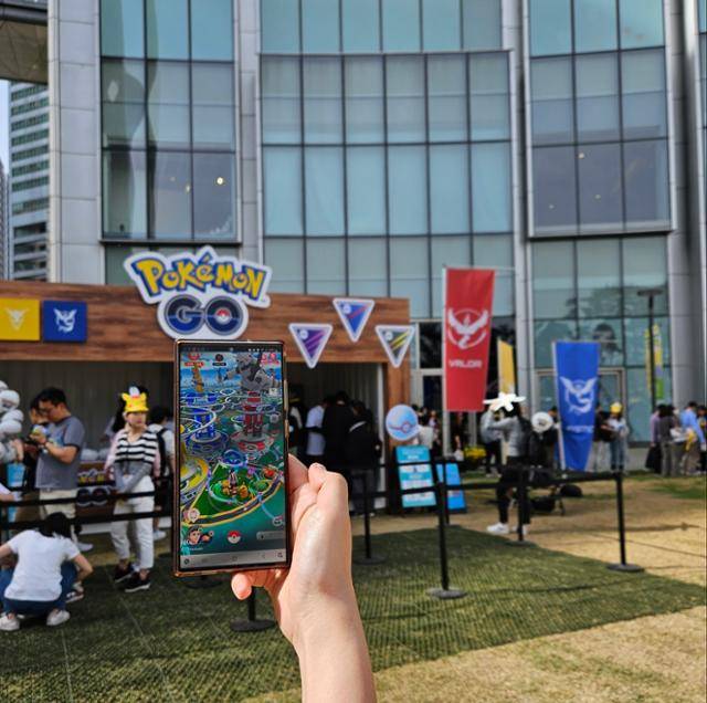 행사장에 마련된 트레이너존 전경과 휴대전화 화면 속 체육관이 함께 보인다. 최현빈 기자