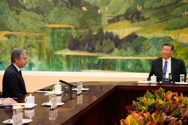 중국을 방문한 토니 블링컨(왼쪽) 미 국무장관이 26일 중국 베이징 인민대회당에서 시진핑 중국 국가주석과 회담하고 있다. 시 주석은 중국과 미국은 경쟁자가 아니라 파트너가 돼야 한다고 말했다. AP=뉴시스