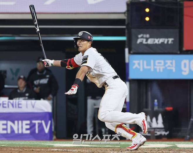 26일 오후 수원 KT위즈파크에서 열린 두산과 KT 경기. KT천성호가 6회 좌전안타를날리고있다. 수원=정시종 기자 capa@edaily.co.kr /2024.03.26.