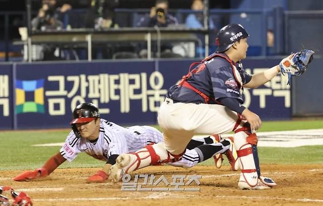 17일 오후 서울 잠실야구장에서 열린 프로야구 롯데와 LG 경기. LG 박해민이 9회 무사 만루서 안익훈의 희생플라이때 홈에 쇄도, 경기를 끝내고있다. 잠실=정시종 기자 capa@edaily.co.kr /2024.04.17.