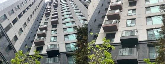 GS건설이 시공한 서울 서초구의 한 아파트에 한국표준(KS) 마크를 위조한 중국산 유리가 스카이라운지와 옥상, 베란다, 연회장 등에 대거 설치된 것으로 드러났다. 해당 아파트 모습. 연합뉴스