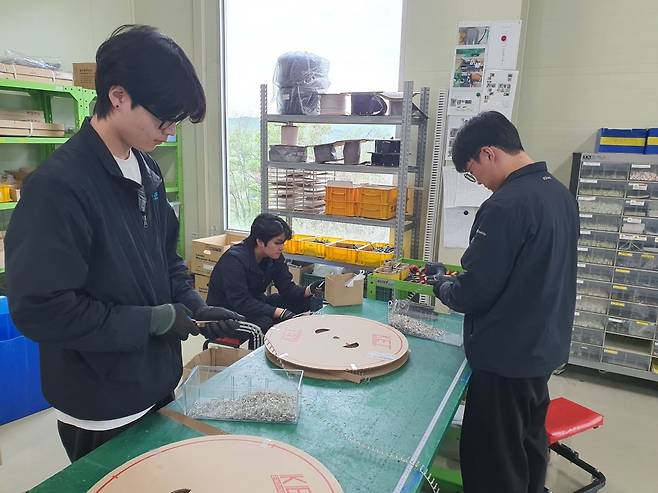 생산팀 직원들이 전장 부품 작업을 하고 있다. 안성=윤현주 기자