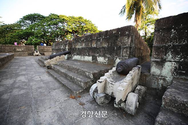 인트라무로스 보루 위 대포. 이윤정 기자