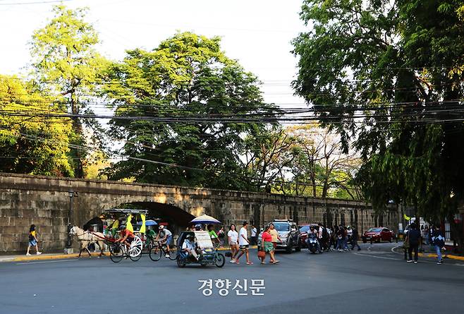 인트라무로스 성벽 주변으로 관광객과 시민들이 발걸음을 옮기고 있다. 이윤정 기자