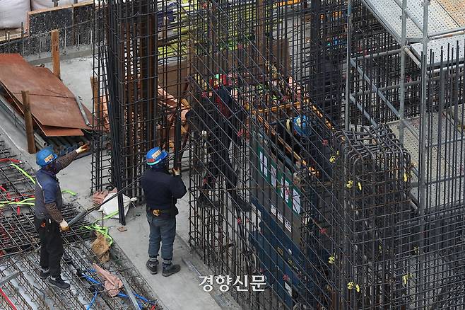 건설 노동자들이 지난달 7일 서울의 한 주택 재개발 현장에서 작업을 하고 있다. 조태형 기자