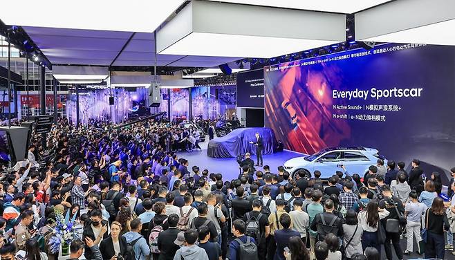 현대차가 지난 25일 개막한 베이징 모터쇼에서 ‘아이오닉 5 N’과 ‘디 올 뉴 싼타페’, ‘더 뉴 투싼’을 중국 시장에 공개했다. 연합뉴스