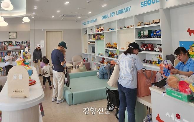 아이와 함께 온 부모들이 28일 서울 동작구 서울장난감도서관에서 장난감을 둘러보고 있다. 김세훈 기자