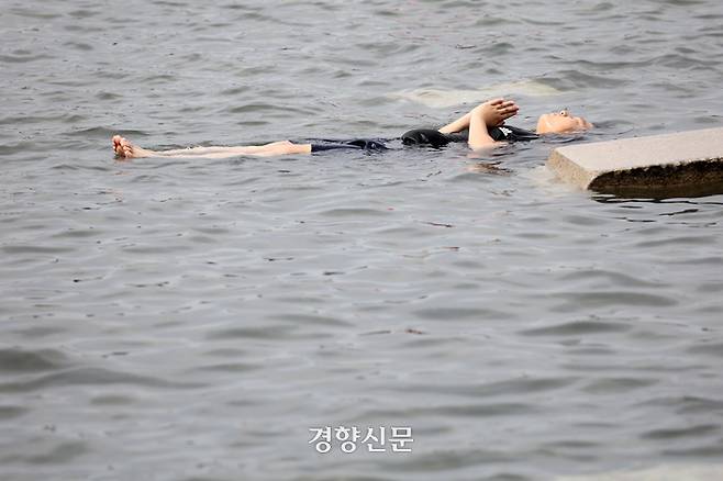 낮 기온이 30도 안팎까지 오르며 초여름 날씨가 이어진 28일 서울 영등포구 여의도 물빛광장에서 한 어린이가 합장한 채 물에 몸을 담그고 있다. 조태형 기자