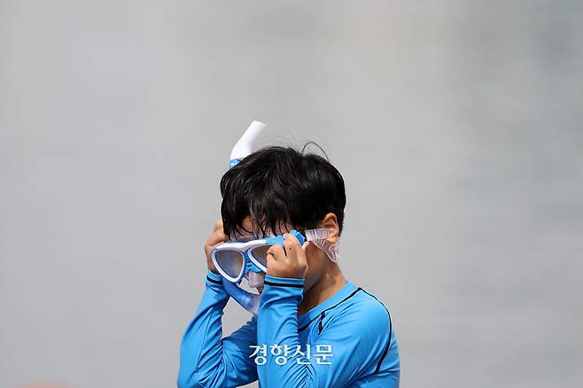 한 어린이가 서울 영등포구 여의도물빛광장에서 물놀이하기 위해 수경을 착용하고 있다.