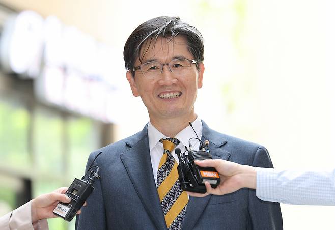 Oh Dong-woon, nominee for chief of the Corruption Investigation Office for High-Ranking Officials, takes questions from reporters on his way to his temporary office in Gwacheon, south of Seoul, on Sunday. (Yonhap)