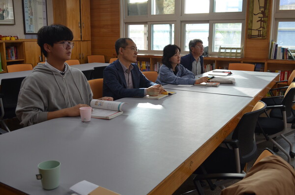 지난 25일 저녁 창원경일고 2층에 있는 경일학원 공자학당에서 수강생들이 원어민 중국어 교사의 회화 수업을 듣고 있다. /이동욱 기자