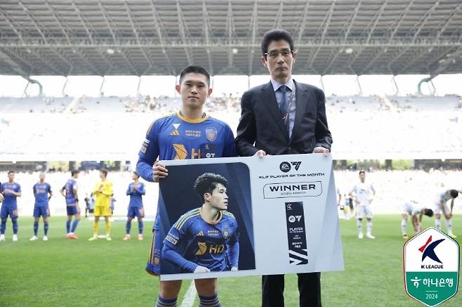 이동경(사진 왼쪽). 사진=한국프로축구연맹 제공
