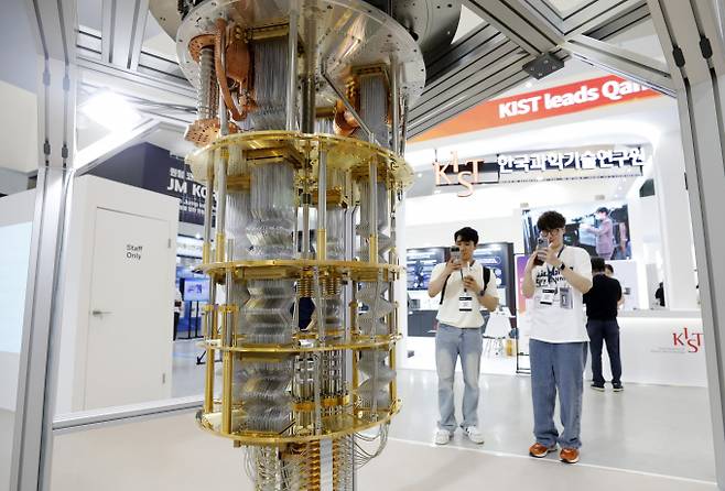 퀀텀코리아 2023에서 양자 컴퓨터를 둘러보는 관람객들의 모습. /사진=뉴스1