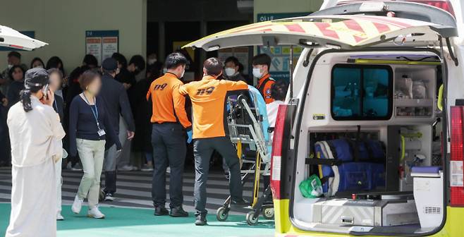 응급환자 이송·전원 체계 개선방안이 발표됐다. 사진은 서울의 한 대학병원 응급의료센터로 구급대원들이 환자를 이송하고 있는 모습으로 기사와 직접적인 관련 없음. /사진=뉴스1