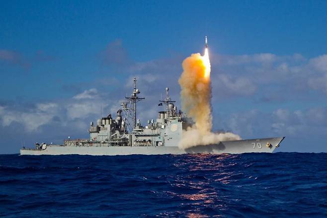 정부는 26일 차세대 이지스구축함(KDX-Ⅲ Batch-Ⅱ) 탑재 해상 탄도탄요격유도탄사업 추진기본전략안을 심의·의결하고 미국의 SM-3를 대외군사판매(FMS) 방식으로 도입하기로 했다. SM-3 Block 1B 발사장면. [RTX 홈페이지]