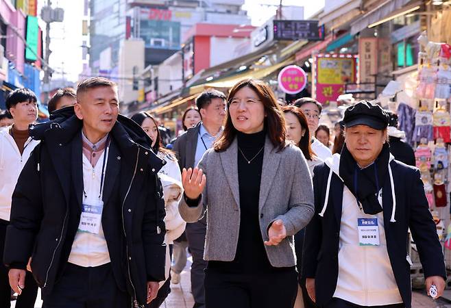 [서울=뉴시스] 조성우 기자 = 장미란 문화체육관광부 제2차관이 27일 서울 마포구 서교스퀘어에서 열린 관광서비스 상생 지원단 발대식를 마치고 홍대 레드로드 쇼핑 관광서비스 시범 점검을 하고 있다. (사진=문화체육관광부 제공) 2024.02.27. photo@newsis.com *재판매 및 DB 금지