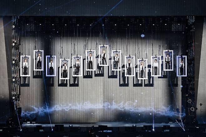 세븐틴이 첫 곡 '손오공' 무대 당시 구조물을 통해 등장하는 장면. 플레디스 엔터테인먼트 제공