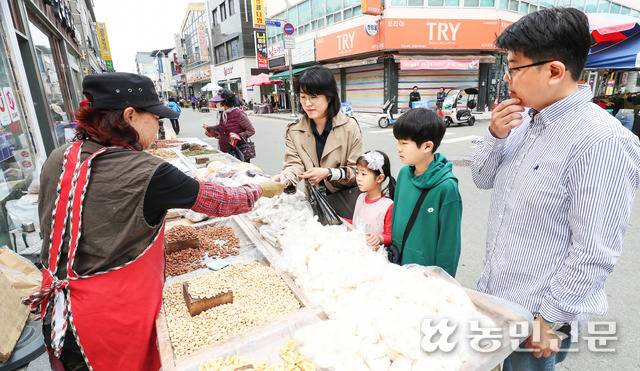 보은 오일장엔 도시 대형마트에선 본 적 없는 신기하고 맛있는 간식거리가 가득하다.